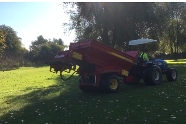 Förbättring av banan fortsätter - Nu med dressning av fairways