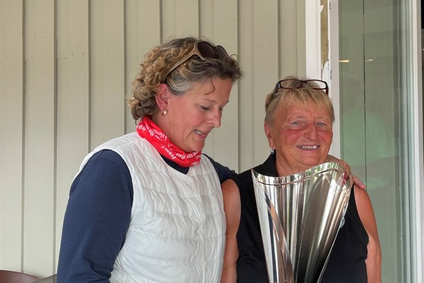 Klubbens damer vinner prestigekamp mot Hintons damer
