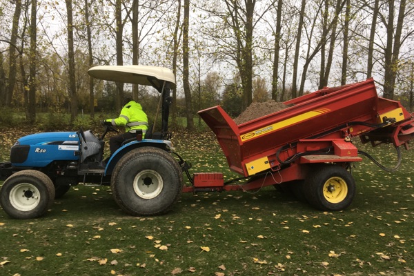 Förbättringsarbetet på fairways fortsätter - 800 ton sand